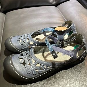 NEW WITH TAG Size 8 JBU sandals with floral details navy blue